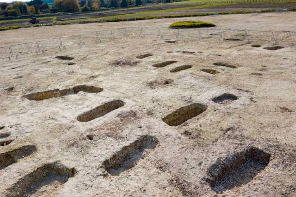 Sitio de la excavación HS2 de un enorme cementerio anglosajón en Wendover, Buckinghamshire, Inglaterra, donde se descubrieron 141 entierros junto con un tesoro de ajuar funerario y artefactos. (HS2)
