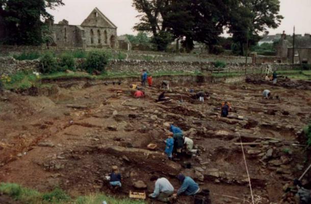 Foto de las excavaciones en el cementerio de Whithorn Priory que tuvieron lugar entre 1984 y 1991. (Elliott Simpson/CC BY-SA 2.0)