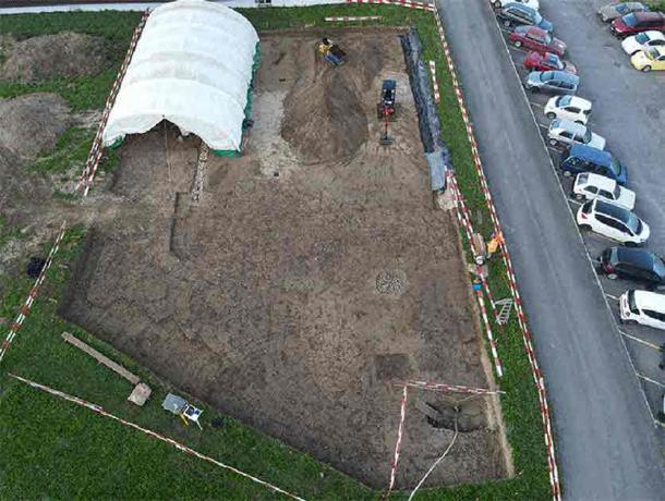 The excavation in Heimberg, on the right edge of the area there is a pit filled with heat stones. (Archaeological Service of the Canton of Bern / Daniel Breu)