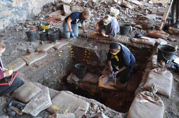 Excavaciones arqueológicas en Ga-Mohana Hill North Rockshelter donde se ha recuperado la primera evidencia de comportamientos complejos del Homo sapiens. (Crédito: Jayne Wilkins)