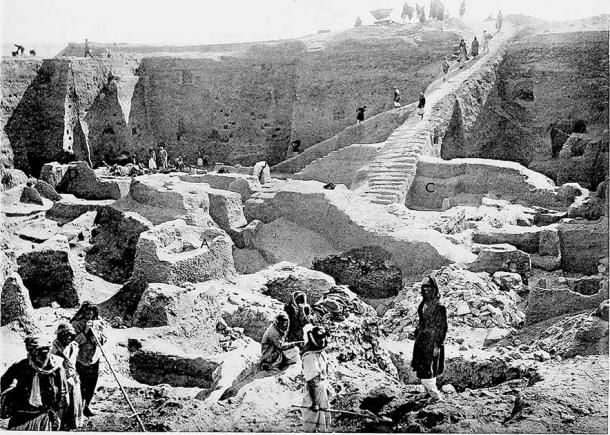 Image of excavations at the Royal Cemetery of Ur, part of a joint expedition of the British Museum and the Museum of the University of Pennsylvania to Mesopotamia. The Ram in a Thicket statues were discovered by Sir Leonard Wooley during his 1928 to 1929 season. (Public domain)