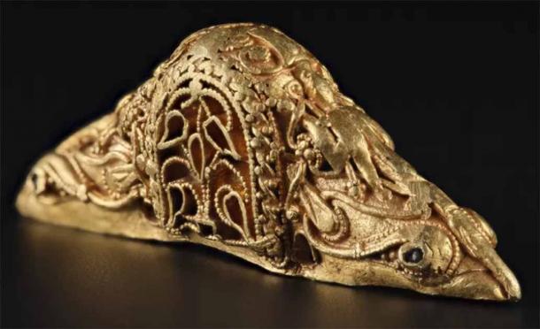 Это исключительно редкое богато украшенное золотое навершие демонстрирует уникальное слияние стилей. (Национальные музеи Шотландии)