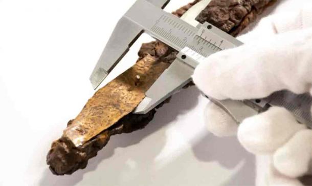 An expert is measuring the Islamic-era sword discovered in Valencia in 1994, known as Excalibur, has been dated back to the 10th century. (SERVICI D’ARQUEOLOGIA DE L’AJUNTAMENT DE VALÈNCIA SIAM)