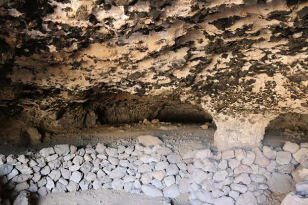 The two images above show some of the caves present extensive burn marks on the walls and ceilings, which testify of a long and intense ritual activity. 