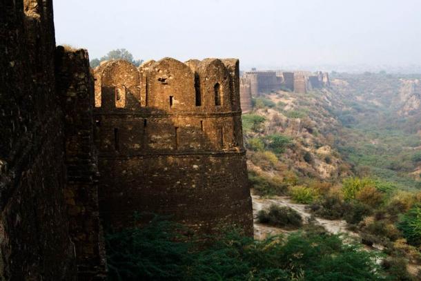 The extremely thick protective walls of Rohtas Fort made it hard to overcome for centuries. (Meemjee / CC BY-SA 3.0)