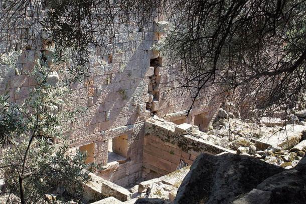 The ancient facade of the Aigai market hall seen from the interior. (Klaus-Peter Simon / CC BY-SA 3.0)