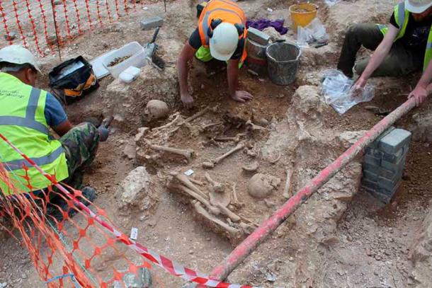 Otro caso famoso de expertos en huesos fue el análisis de esqueletos recuperados de un cementerio de ejecuciones de la Edad del Bronce en Weyhill, al oeste de Andover en Hampshire, Inglaterra. ¡Los Detectives de Huesos pudieron contarnos mucho sobre estos antiguos muertos, así como sobre cómo vivían y morían! (Arqueología de Cotswolds)