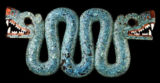 Il serpente piumato a due teste è stato realizzato con oltre 2.000 minuscoli pezzi di turchese molto pregiato.  Probabilmente rappresentando Quetzalcoatl, questo manufatto azteco parla di un'era in cui gli Aztechi erano sull'orlo della distruzione.  (Gli amministratori del British Museum / CC BY-NC-SA 4.0)
