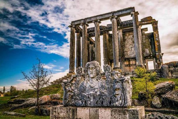 La característica más famosa del sitio arqueológico de Aizanoi es el Templo de Zeus, el templo mejor conservado en honor al dios griego en la antigua Anatolia. (Erdal Islak / Adobe Stock)