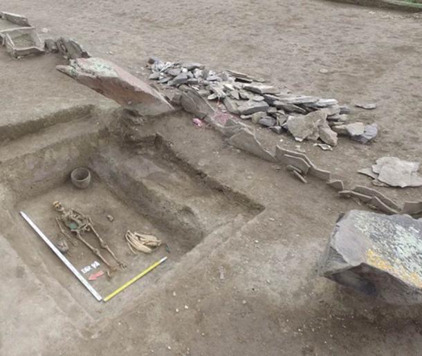 The female Tagar culture grave, where the “human” bone amulet was found next to her on the left side of this image, just above the ceramic vessel. (Evgeniy Bogdanov / Haaretz)