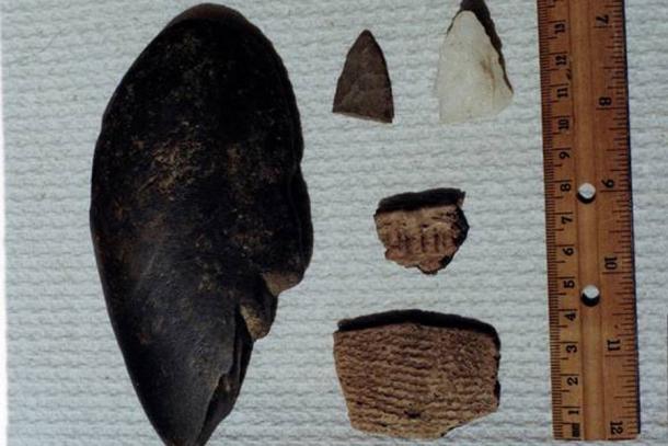Algunas de las herramientas de piedra y fragmentos de cerámica encontrados en el sitio de Gungywamp. (Centro de la Naturaleza Denison Pequotsepos)