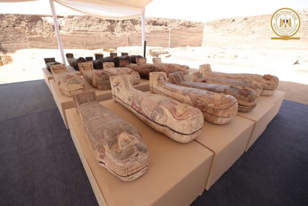 Algunos de los 250 sarcófagos de momias desenterrados recientemente en la exposición temporal al aire libre de Djoser en Saqqara, al sur de El Cairo. (Ministerio de Turismo y Antigüedades)