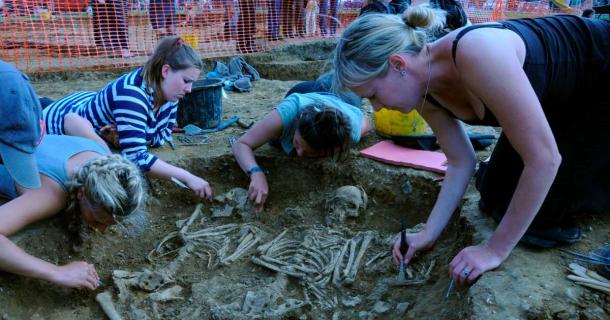Archaeologists excavating a complicated triple burial at England’s Oakington Cambridgeshire site, which was used in the recent Nature study to determine the true impact of Anglo-Saxon migration on medieval eastern and southern England. Source: Nature