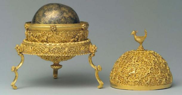 Goa Stone in Gold Case. Source: Metropolitan Museum of Art / Public Domain.