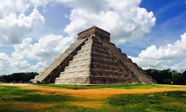 The pyramid of El Castillo at Chich&eacute;n Itz&aacute;