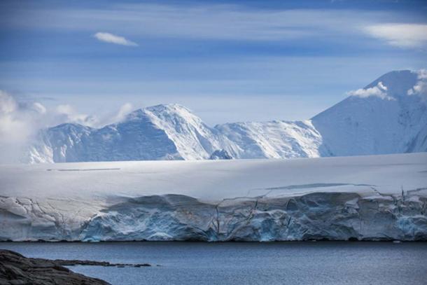 Coast of Antarctica with centuries-old thicknesses off glaciers (sichkarenko_com / Adobe Stock)
