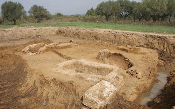 Recent Dig Unearths Eight Tombs at Ancient Elis Necropolis