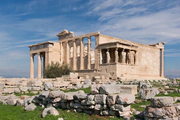 The Erechtheion temple on the Athens acropolis with the six “mistaken” Ottoman harem caryatids on the right side a bit back from the front of the temple. Source: Jebulon / CC0