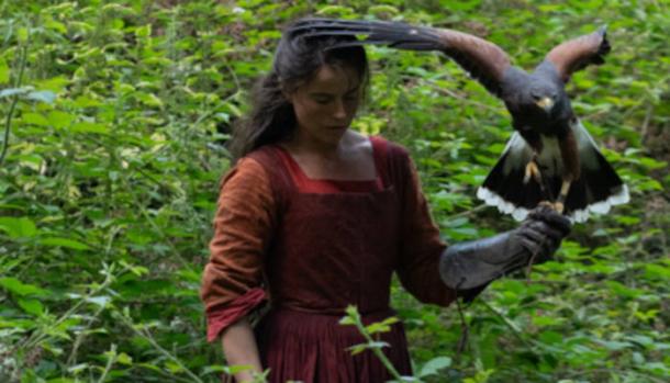 Agnes Hathaway (Jessie Buckley) and her hawk in Hamnet.