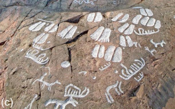 Bronze Age footprint carvings at Foss 6:1 panel, Tanum.