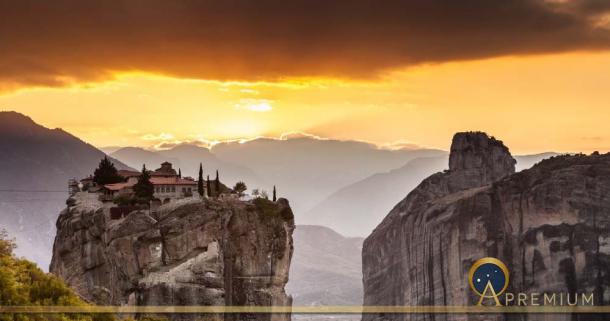 Monastery of the Holy Trinity in Meteora, Greece (Voyagerix / Adobe Stock)