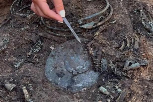 Jewelry decorations found at Zvyagino teen burial site.