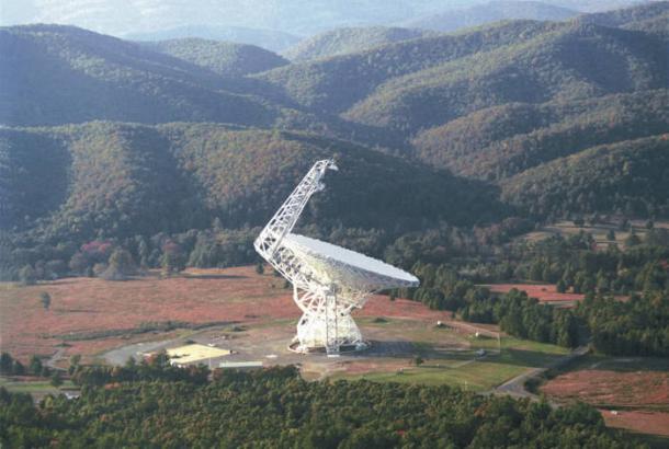 Green Bank 100m diameter Radio Telescope (West Virginia, USA). 