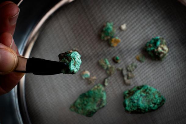 Malachite fragments, a mineral rich in copper, recovered during the excavation works at Cova 338.