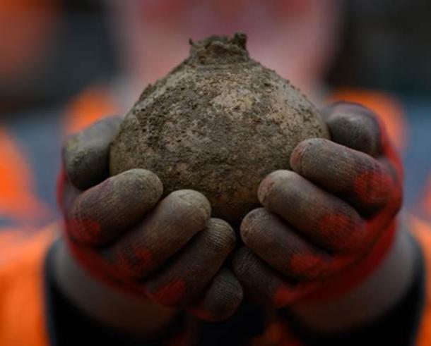 This beautifully shaped ceramic vessel is just one of the many Roman artifacts and ruins found at the Blackgrounds HS2 project dig site, which was once the setting for a prosperous Roman British trading center. Source: HS2