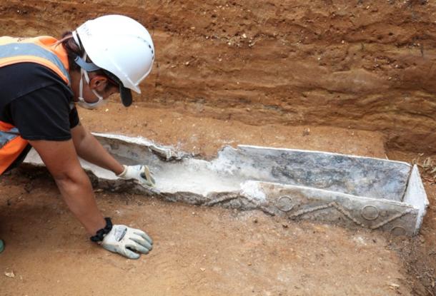Excavation of the elite Roman lady&rsquo;s coffin in Colchester