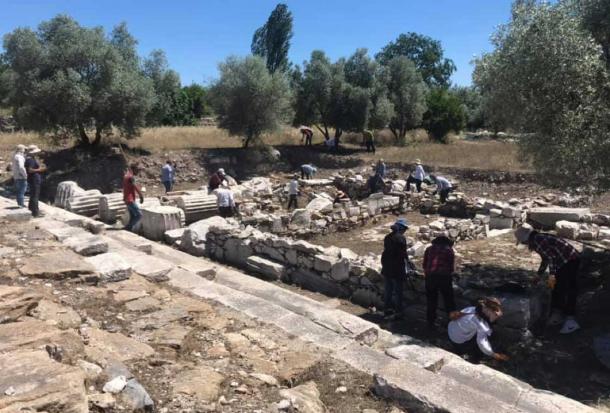 Columns along the sacred road discovered. Source: Bilal Sogut / Facebook.
