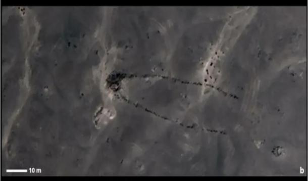 Aerial view of the excavated monument (tumulus, antennae and satellite stone mound).