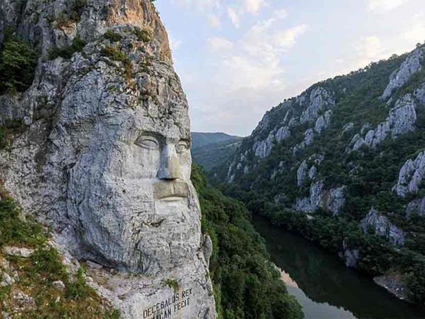 Side view of the colossal head of Decebalus. Source: Cazanele Dunării/CC BY-SA 4.0)