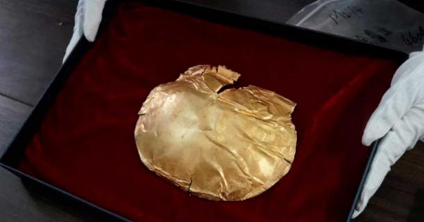 The rare, gold Shang dynasty (1600-1046 BC ) funeral mask recently recovered from a noble’s tomb at Zhengzhou, China. Source: Xinhua