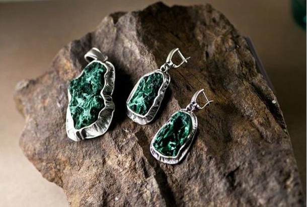 Malachite silver pendant and earrings. Source: Pixabay