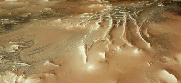 No Ziggy? The Inca City at the Martian Pole surrounded by thousands of spiders from Mars, here seen as tiny dark spots. Source: European Space Agency / CC-BY-SA 3.0.