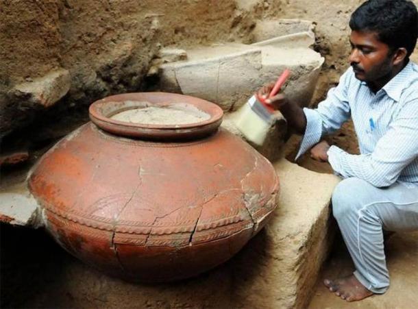 A large pot found at Keeladi. (Keeladi Tamil Civilization)
