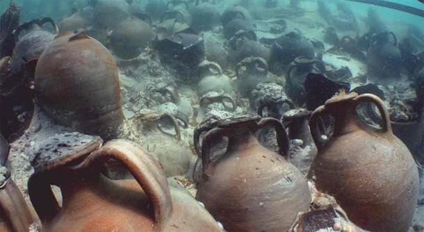 The tightly packed amphorae of the Ses Fontanelles Roman shipwreck. Source: Sebastià Munar Llabrés, Jaume Cardell, Carlos de Juan, Miguel Ángel Cau, Darío Bernal-Casasola, Llorenç Picornell & Enrique García Riaza / Archaeological and Anthropological Sciences.