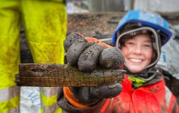 Archaeologist Ingeborg Hornkjøl unearthing an ancient stick with runic writing. Source: Tone Bergland / NIKU