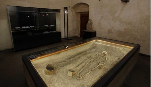Photograph of the warrior skeleton in the exhibition ‘The Story of Prague Castle’ at Prague Castle. Source: Jan Gloc / Heritage Route
