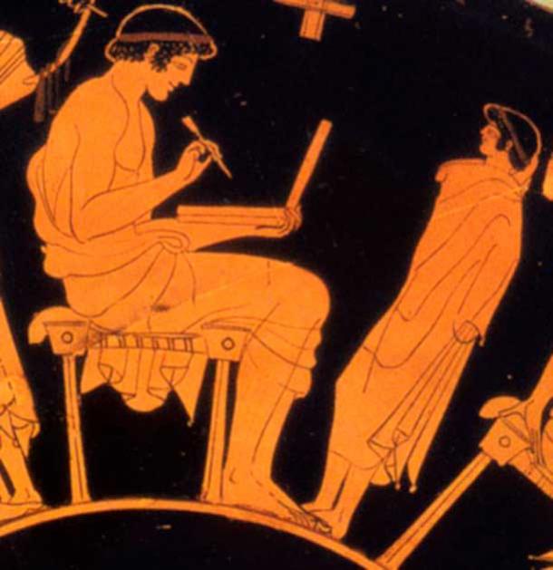 Крупный план вазы с красной фигурой работы греческого художника Дуриса (ок. 500 г. до н.э.), кажется, изображает фигуру, держащую ноутбук с пером. Историки говорят, что это всего лишь восковая табличка. (Поклонник керамики / CC BY-SA 3.0).