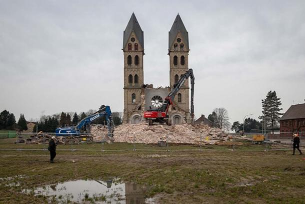 The final demolishing of St. Lambertus’ famous two towers. 