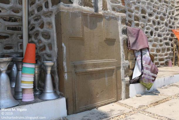 The finest and best preserved of the four carved andesite stone slabs that can be found in the center of San Miguel Ixtapan. Notice the remarkable flatness and regularity of the stone surface and the accuracy of the geometric cut, with straight edges and clear-cut right angles. (Author provided)