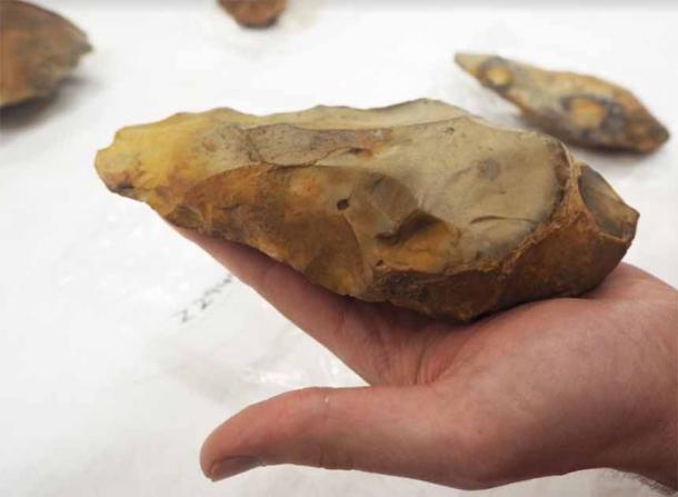 Una de las hachas de mano de pedernal recuperadas de Fordwich Pit en la década de 1920, lo que indica la presencia de los primeros humanos británicos descubiertos hasta ahora. (Key et al. / Universidad de Cambridge / The Royal Society Publishing)