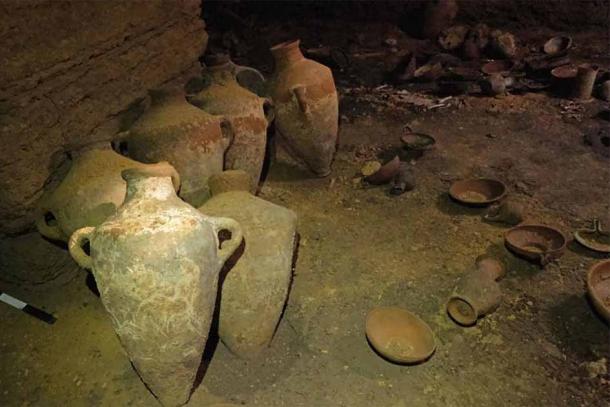Todo el piso de la tumba de la era de Ramsés II que se encuentra en la cueva de la playa israelí estaba lleno de artefactos que datan del siglo XIII a.  (Emil Algam / Autoridad de Antigüedades de Israel)