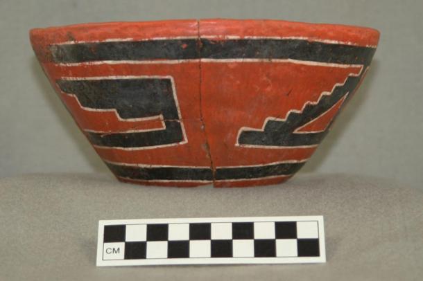 Fourmile Polychrome flowerpot-shaped vessel (Cat. No. A-28500) from Grasshopper Pueblo. Photograph by Patrick D. Lyons, courtesy of the Arizona State Museum, University of Arizona.