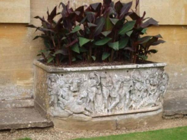 A person visiting Blenheim Palace in 2010 noted that the flowerbed looked like a Roman sarcophagus. 