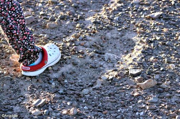 Possible 60 cm (23.6 inch) long footprint discovered in the Chilean province of El Loa compared to a normal 24 cm (9.4 inches) long foot. 