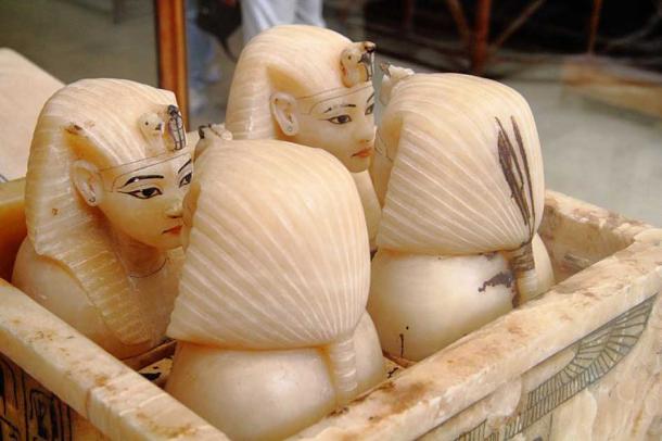 Cuatro vasos canopos que contienen los órganos internos de Tutankamón: pulmones, estómago, intestinos e hígado.  Cuatro diosas protegían el santuario: Neith al norte, Selkis al sur, Isis al oeste y Neftis al este.  (Djehouty / CC por SA 4.0)