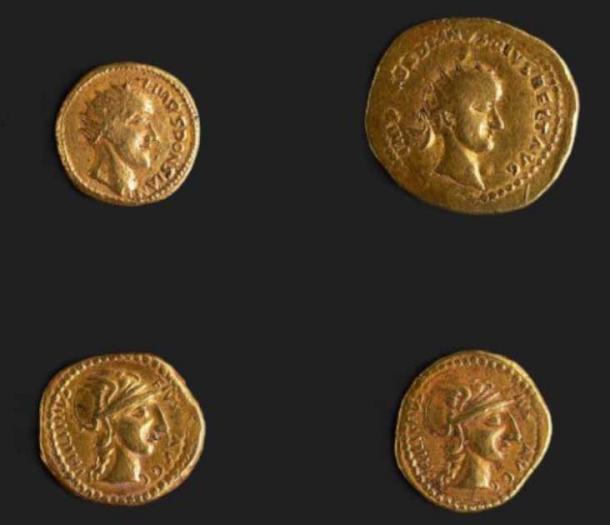Las cuatro monedas de oro expuestas en el Hunterian. (The Hunterian / Universidad de Glasgow)